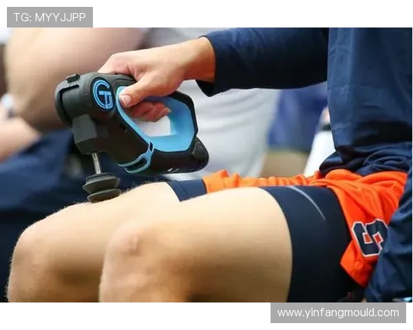 足球明星赛后享受冰水浴恢复体能展现运动员独特的训练与放松方式